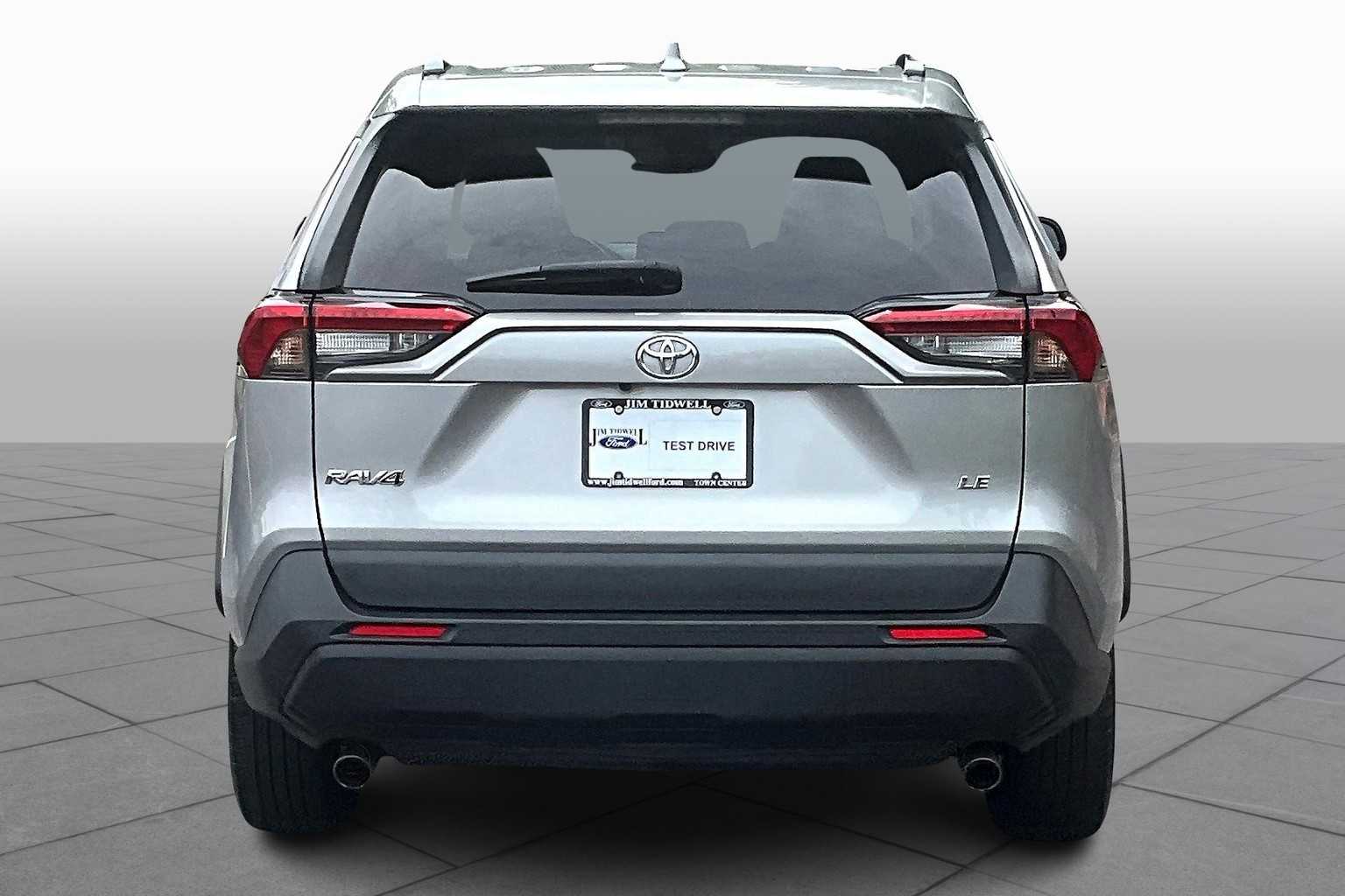 2021 Toyota RAV4 LE photo 3