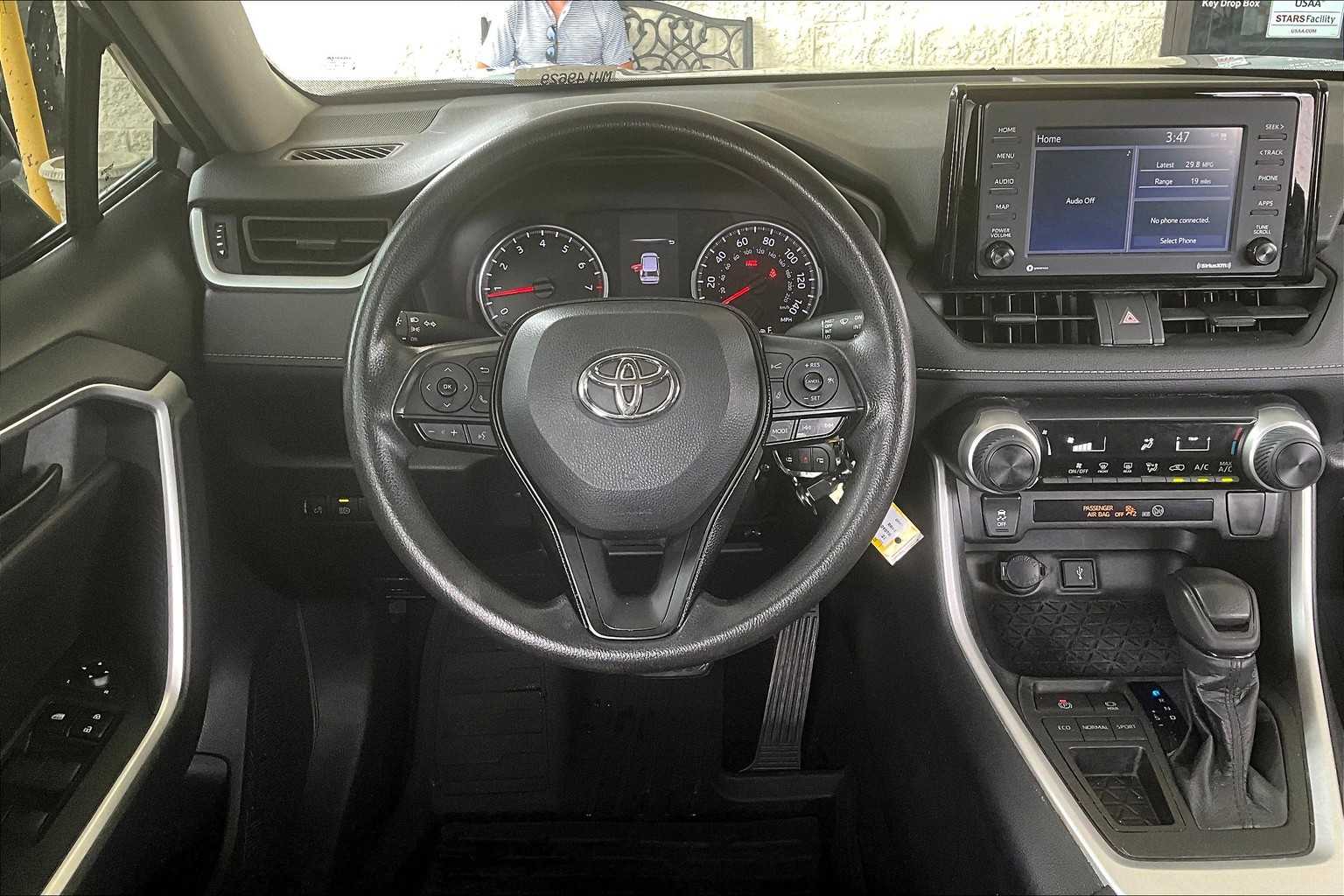 2021 Toyota RAV4 LE photo 4