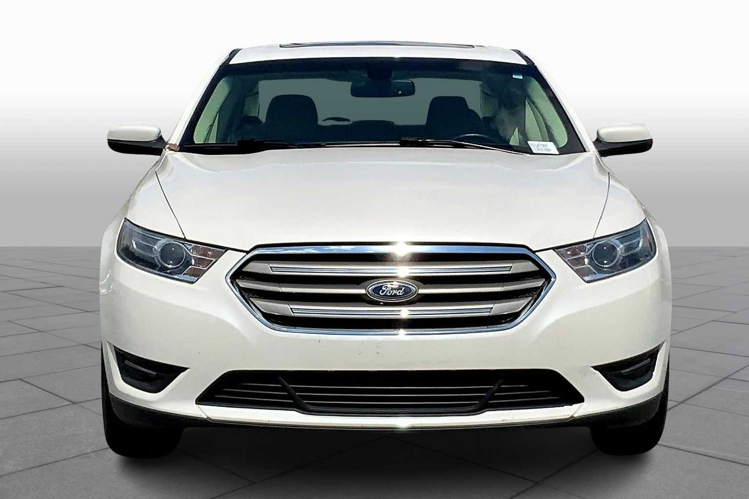 2015 Ford Taurus SEL photo 2