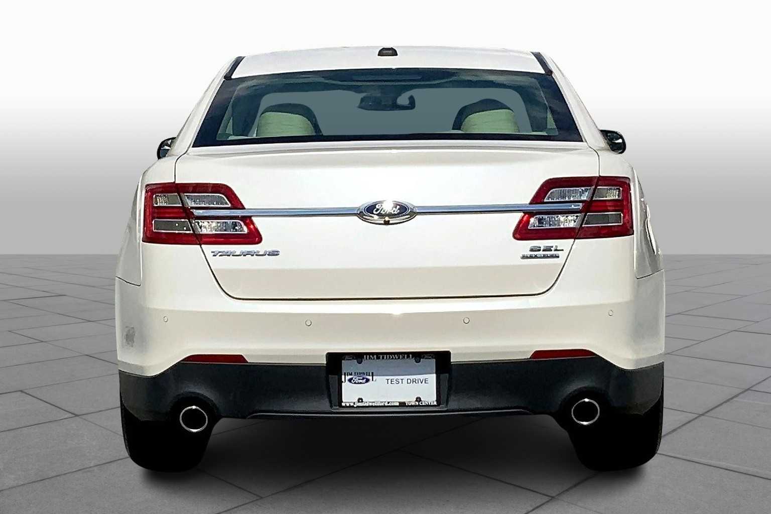 2015 Ford Taurus SEL photo 3