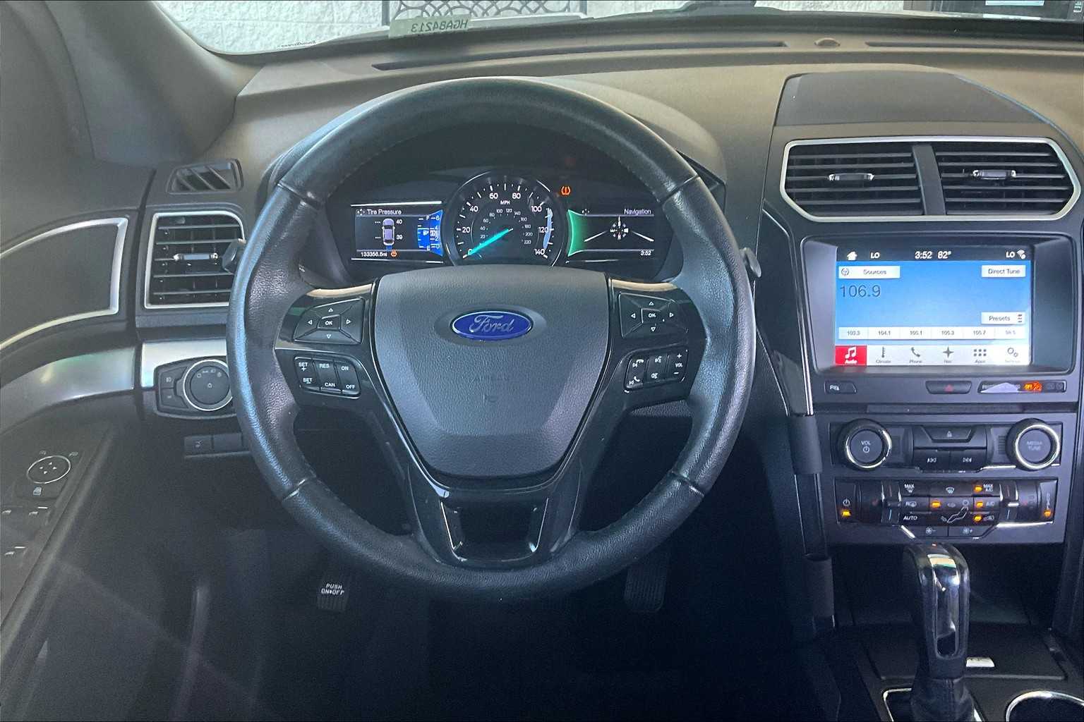 2017 Ford Explorer XLT photo 3