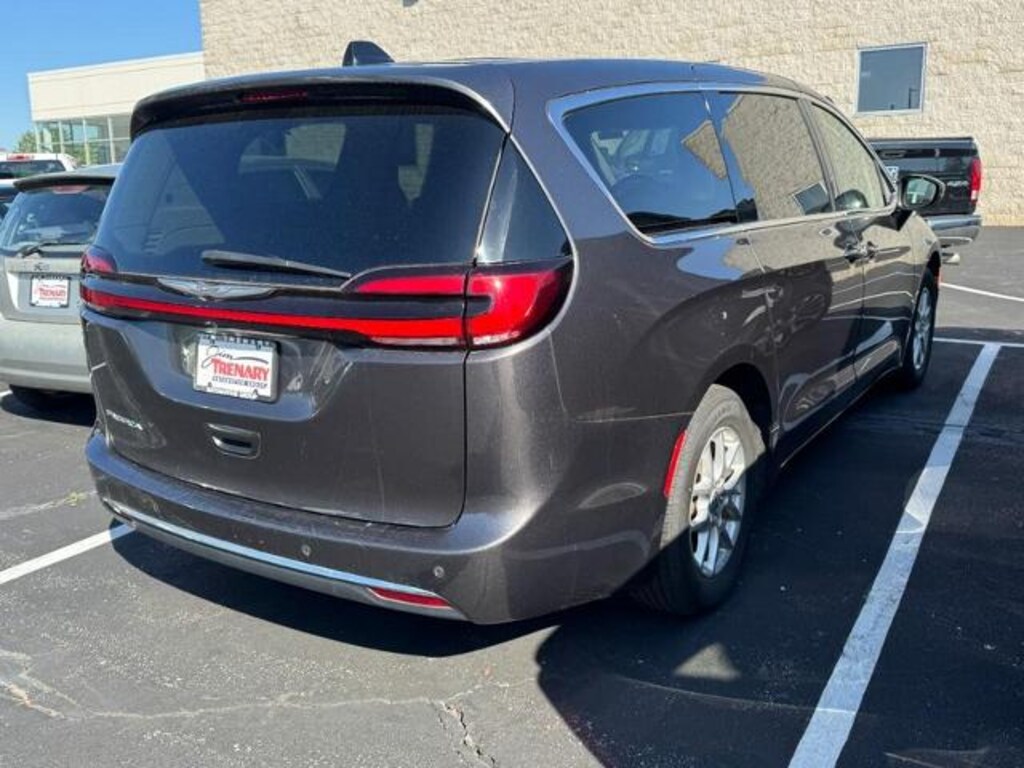 Used 2023 Chrysler Pacifica Touring L Mini-van, Passenger