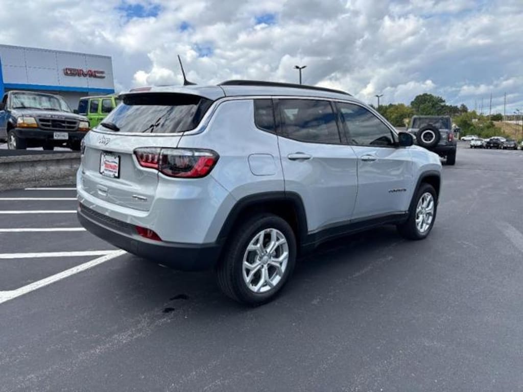 Used 2024 Jeep Compass Latitude Sport Utility