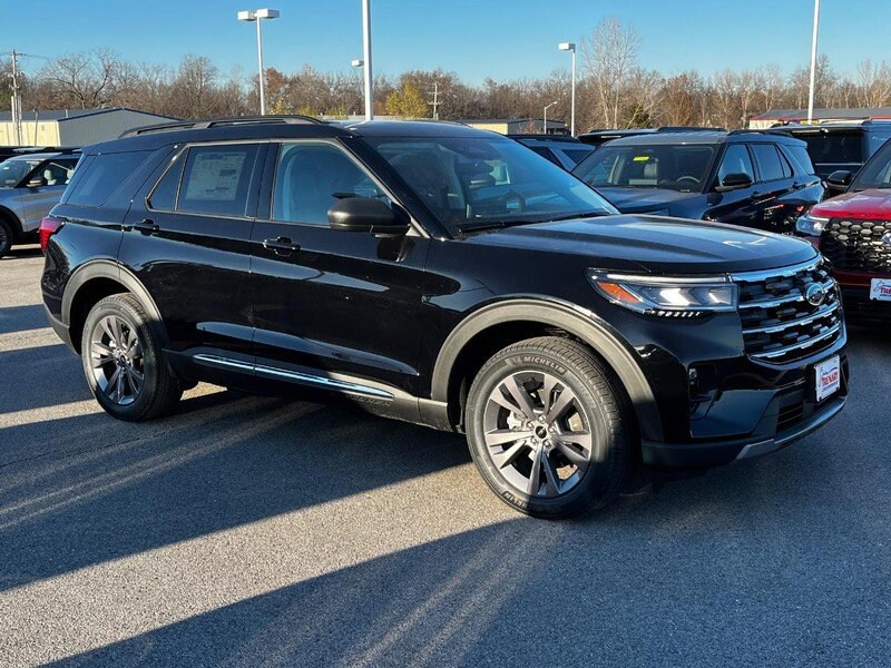 2025 Ford Explorer photo 2