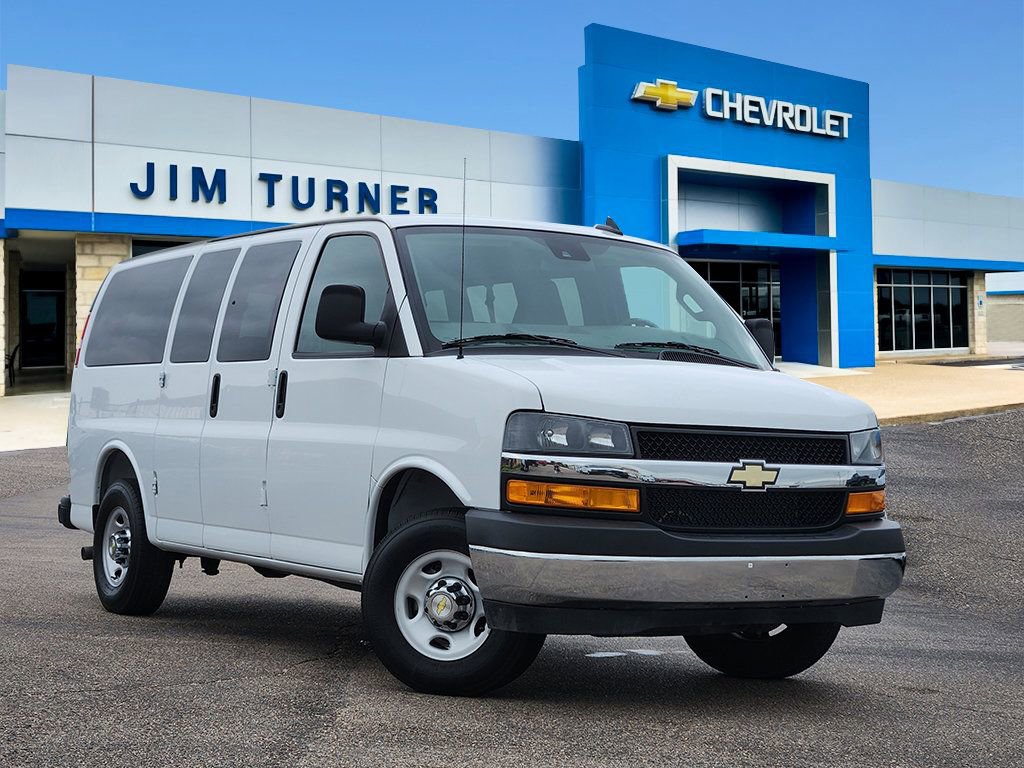 2025 Chevrolet Express 2500 LT's photo