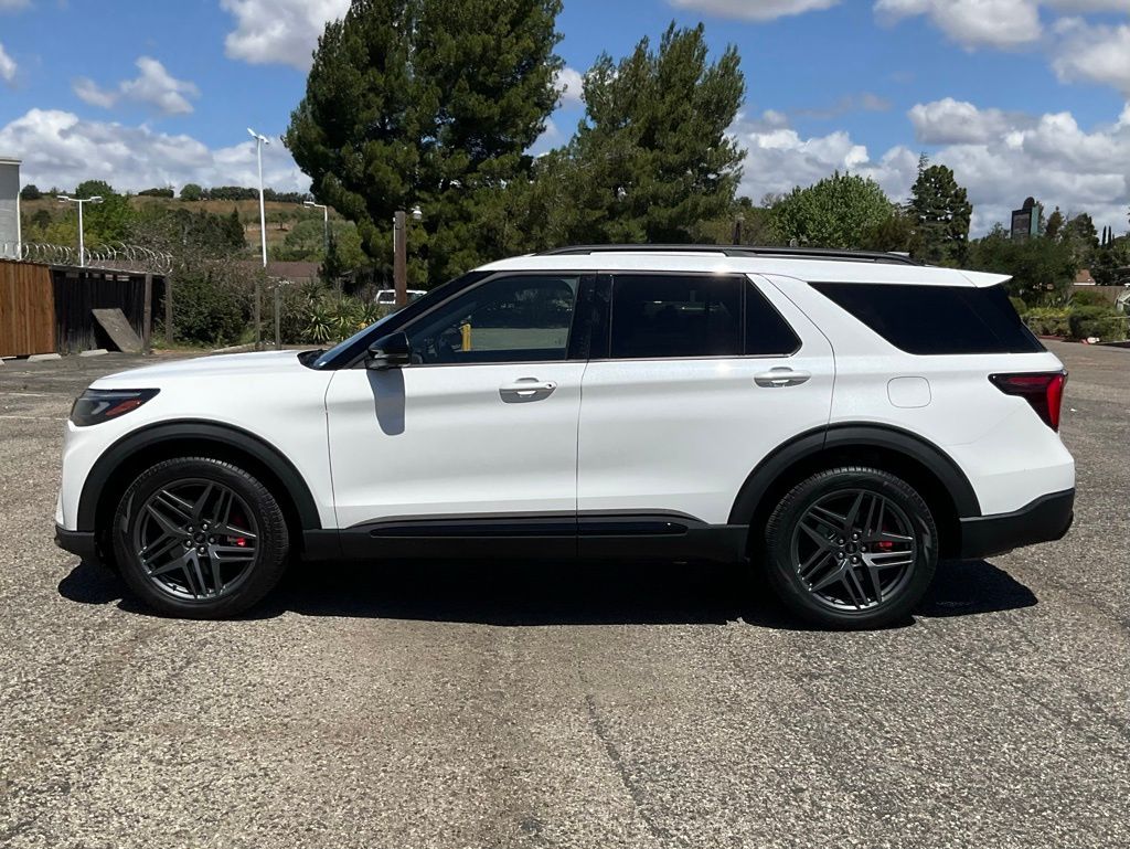 2026 Ford Explorer ST-Line photo 2