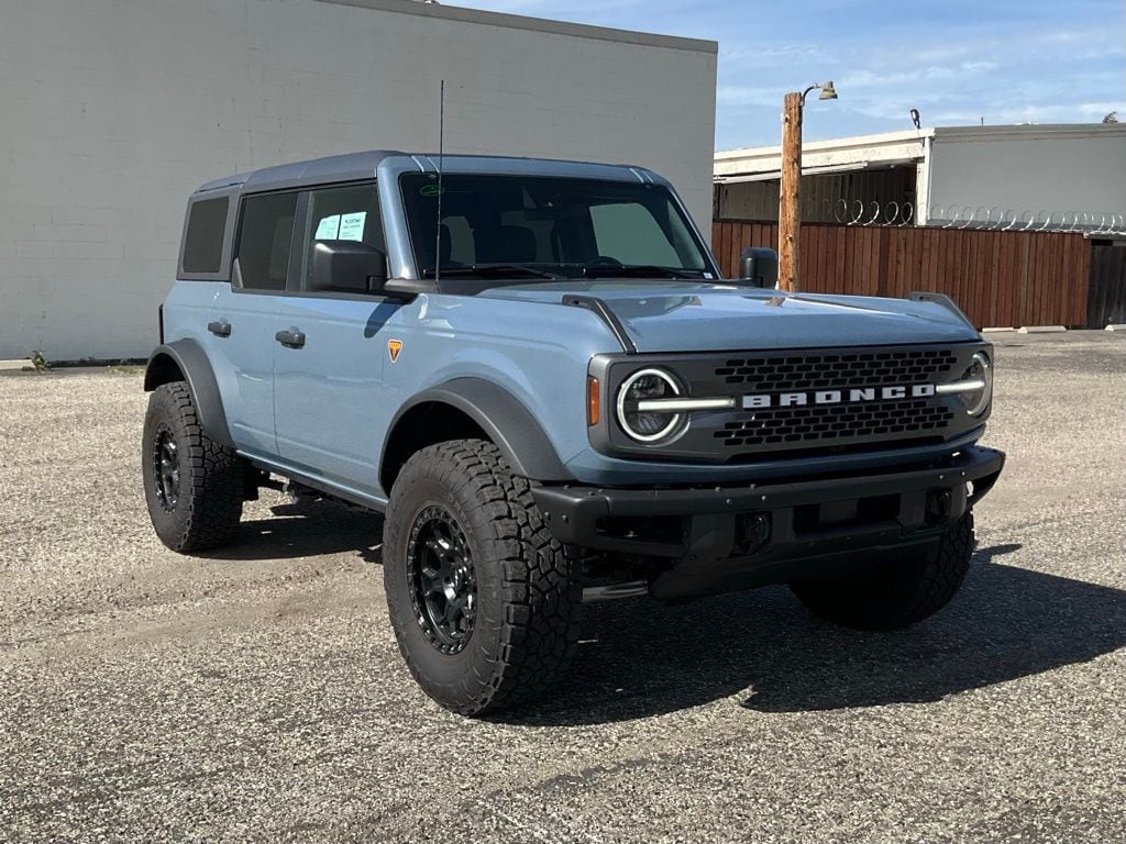 2023 Ford Bronco Badlands photo 3
