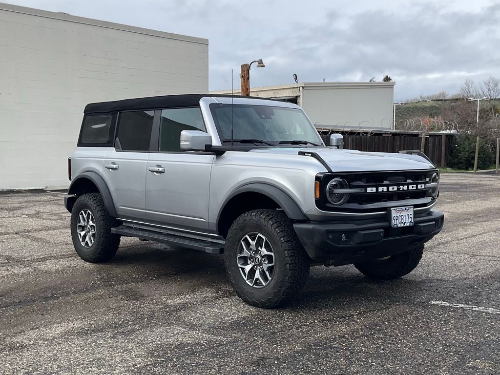 2023 Ford Bronco Outer Banks photo 3