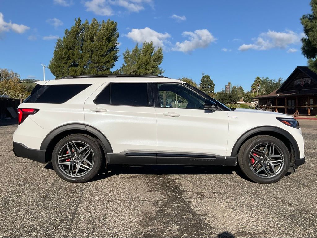 2025 Ford Explorer ST-Line photo 5