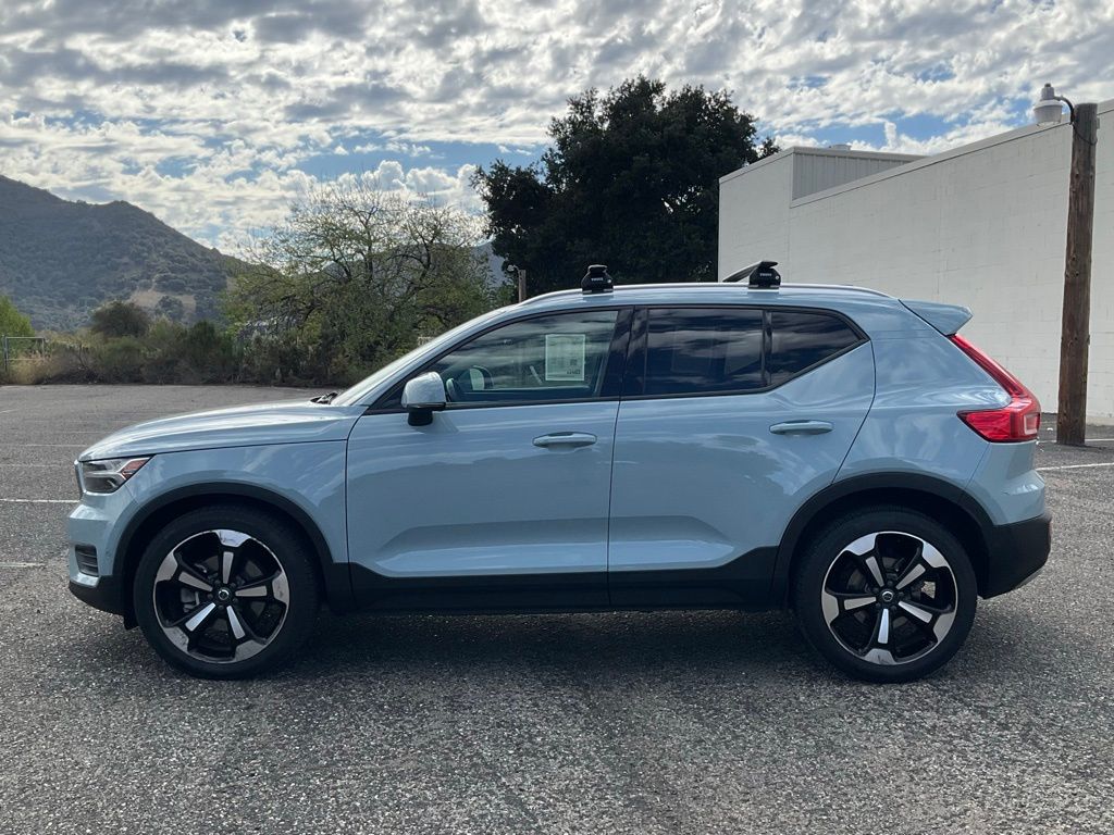 2019 Volvo XC40 R-Design Momentum photo 3