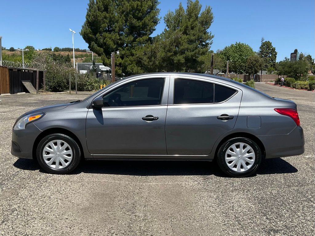 2016 Nissan Versa 1.6 S photo 2