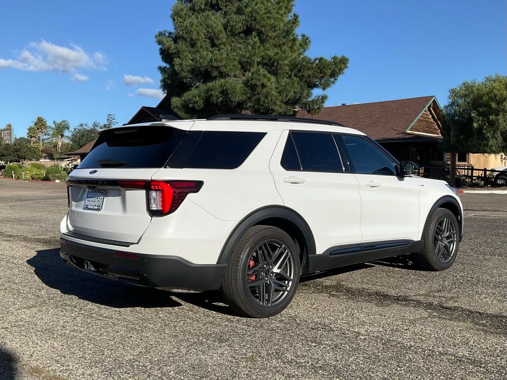 2025 Ford Explorer ST-Line photo 4