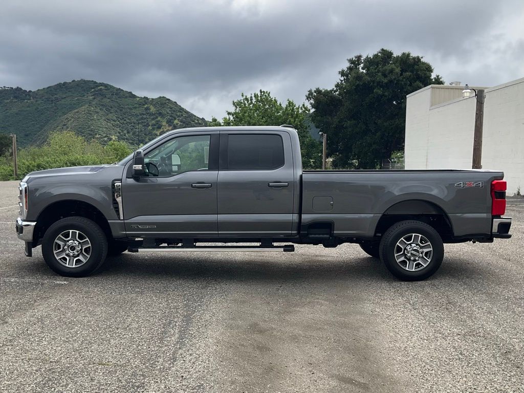 2026 Ford F-350 Lariat photo 2