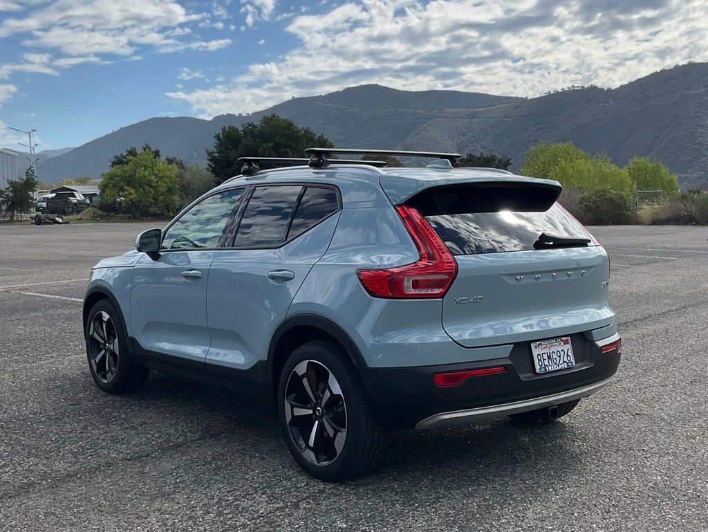2019 Volvo XC40 R-Design Momentum photo 4