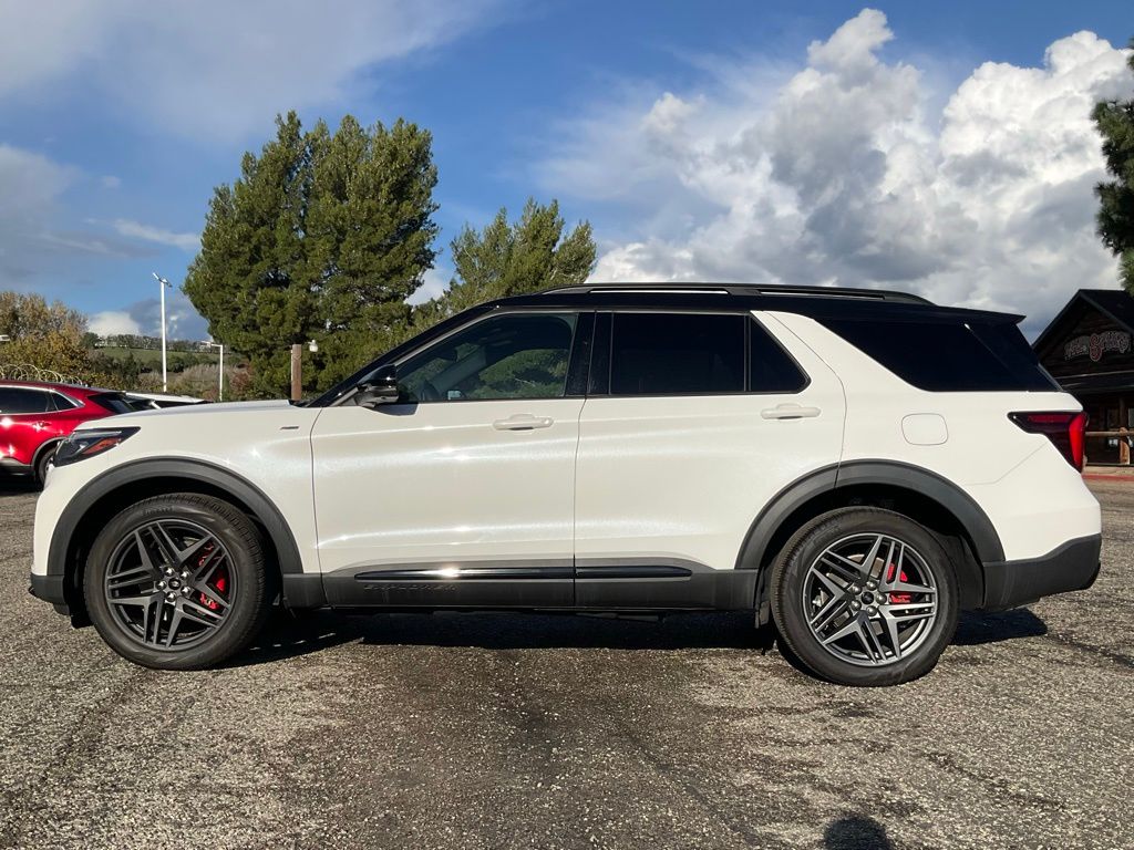 2025 Ford Explorer ST-Line photo 3