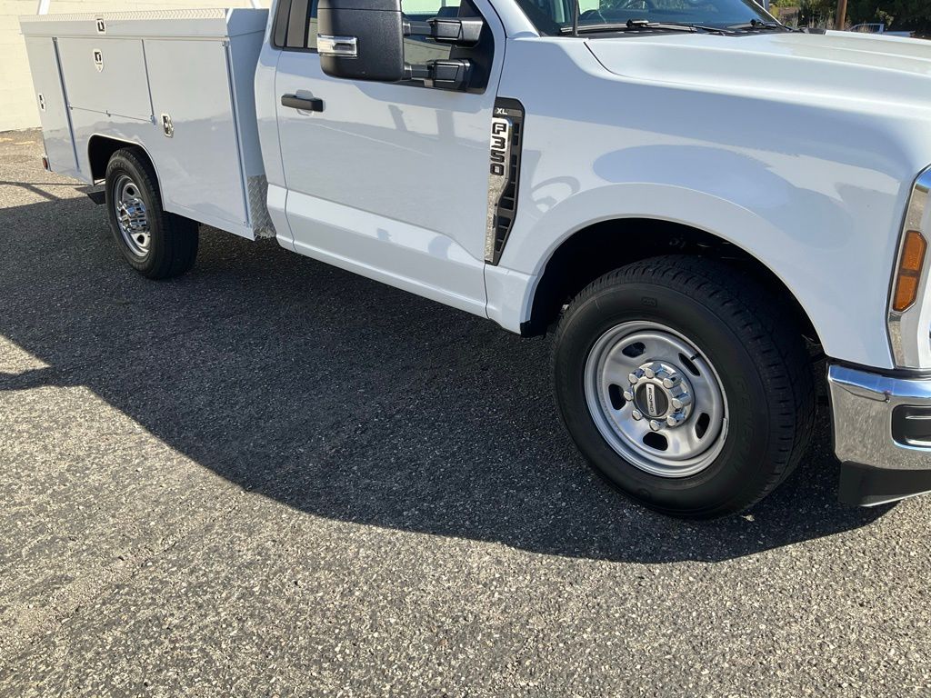 2025 Ford F-350 Super Duty Chassis Cab XL - Photo 21
