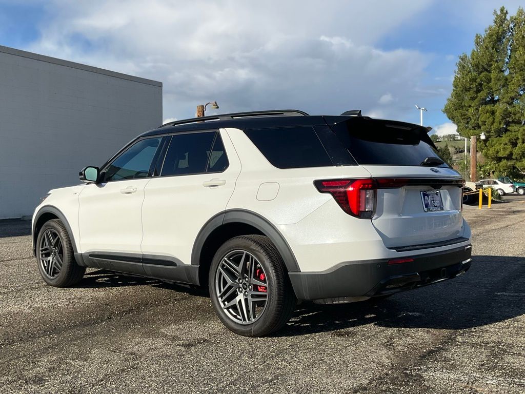 2025 Ford Explorer ST-Line photo 4
