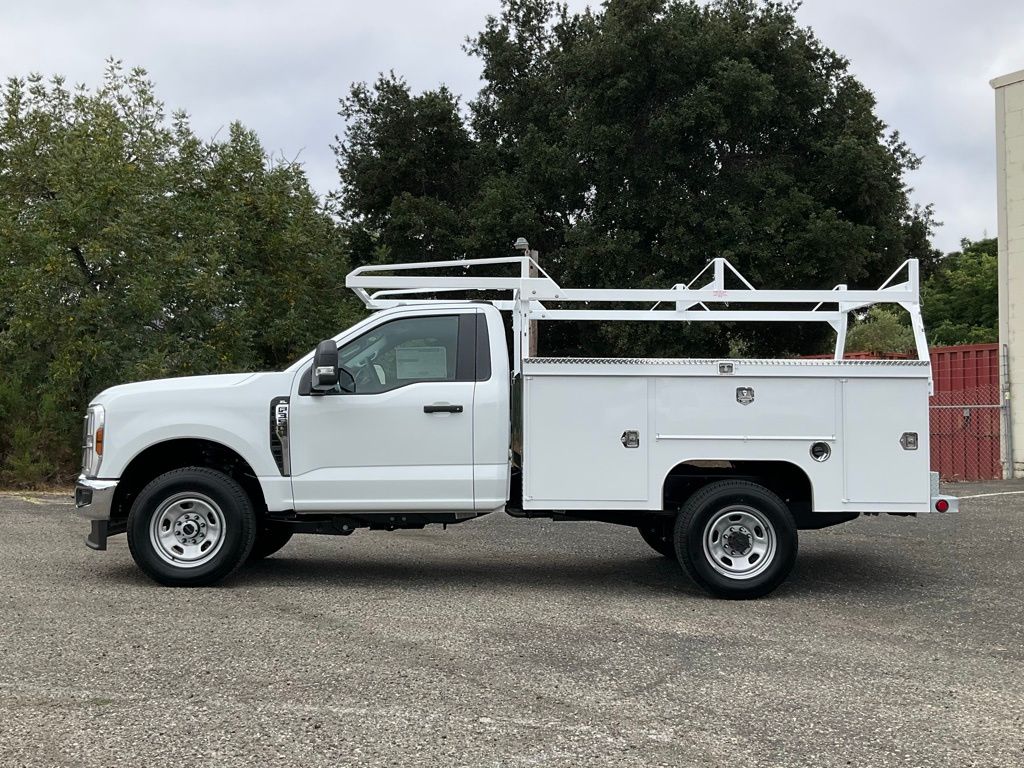 2025 Ford F-350 photo 3