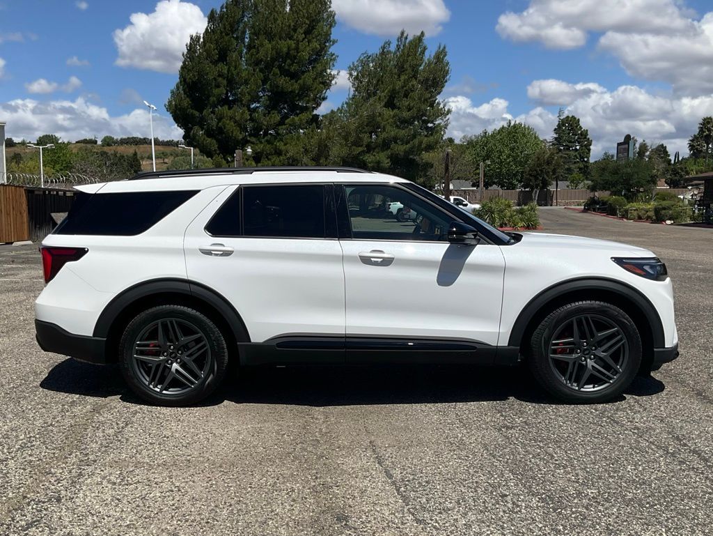 2026 Ford Explorer ST-Line photo 6