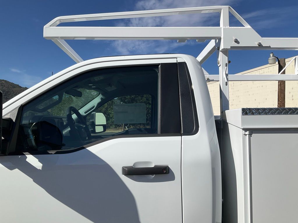 2025 Ford F-350 Super Duty Chassis Cab XL - Photo 30
