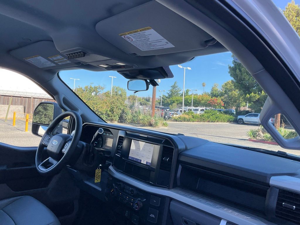 2025 Ford F-350 Super Duty Chassis Cab XL - Photo 32