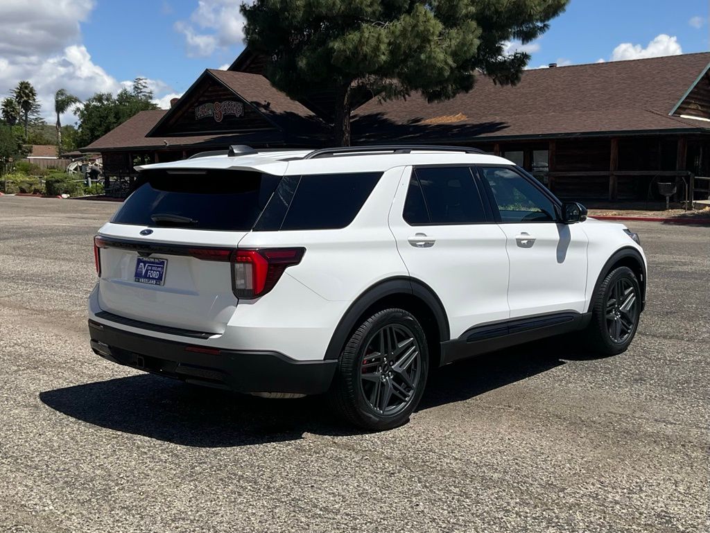 2026 Ford Explorer ST-Line photo 5