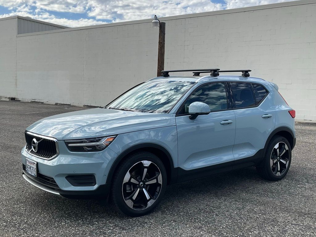 2019 Volvo XC40 R-Design Momentum photo 2
