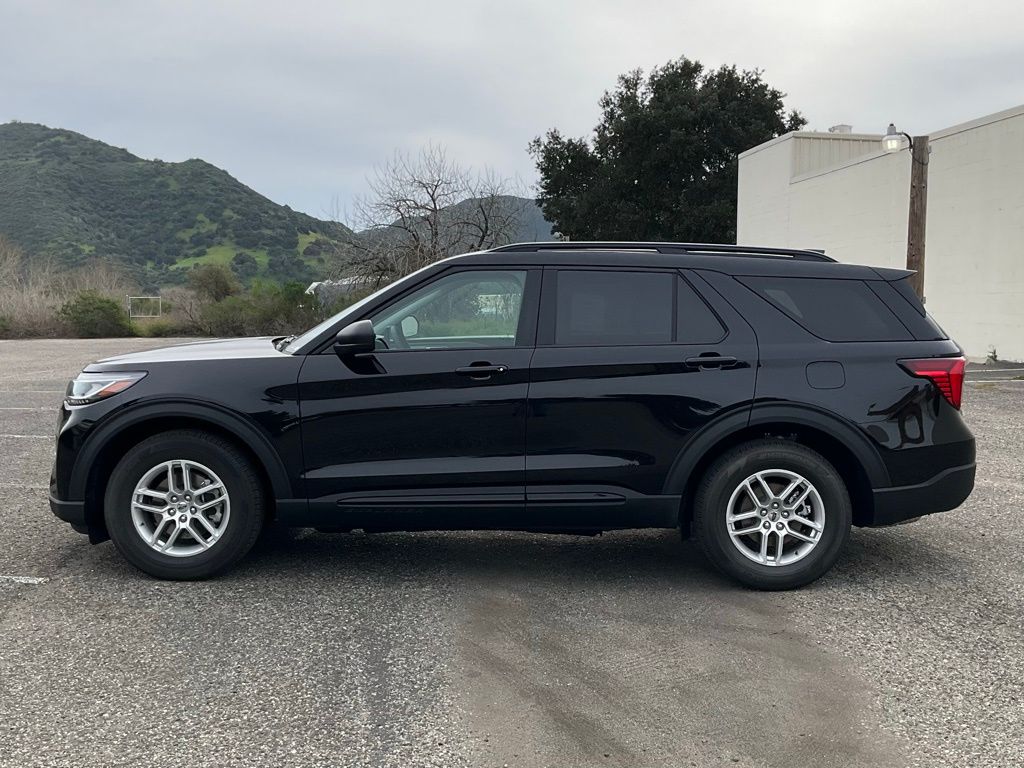 2026 Ford Explorer Active photo 2