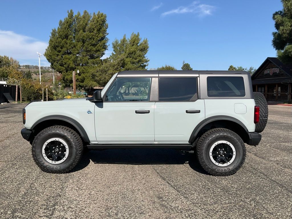 2024 Ford Bronco Black Diamond photo 2