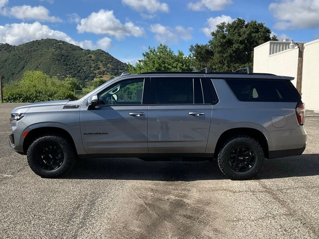2021 Chevrolet Suburban Z71 photo 2