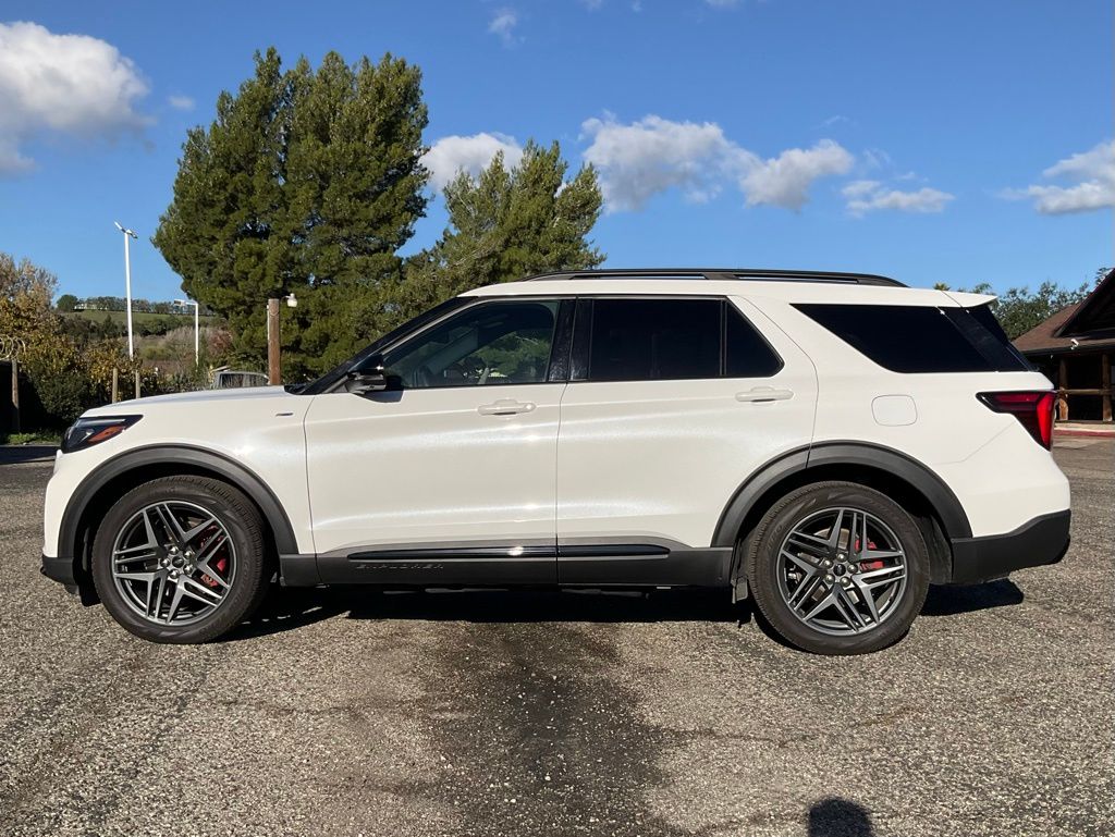 2025 Ford Explorer ST-Line photo 2