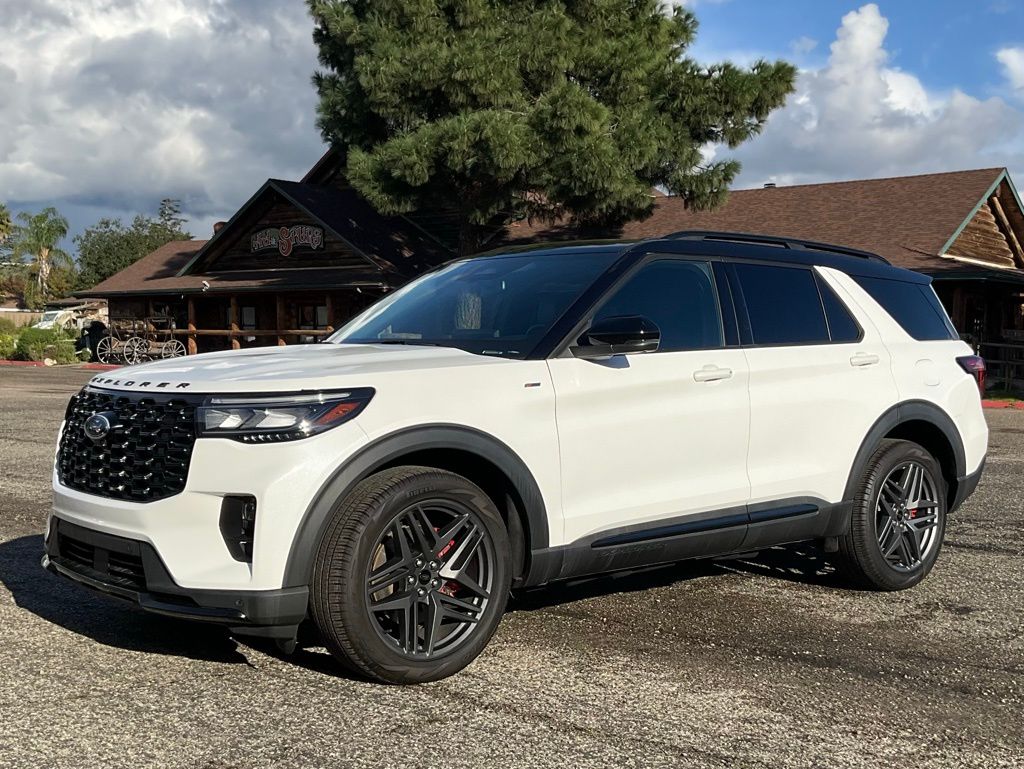 2025 Ford Explorer ST-Line photo 2