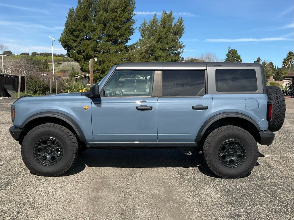 2023 Ford Bronco Badlands photo 2