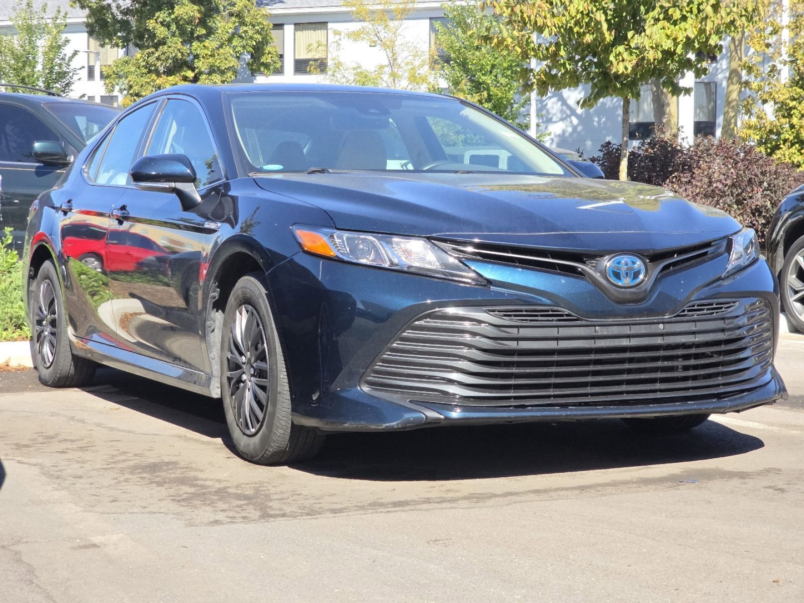 2020 Toyota Camry Hybrid LE photo 2