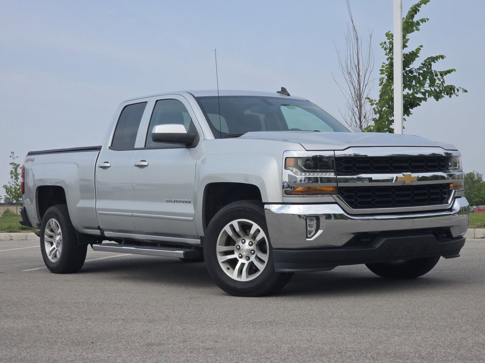 Used 2018 Chevrolet Silverado 1500 LT with VIN 1GCVKRECXJZ103611 for sale in Maumee, OH
