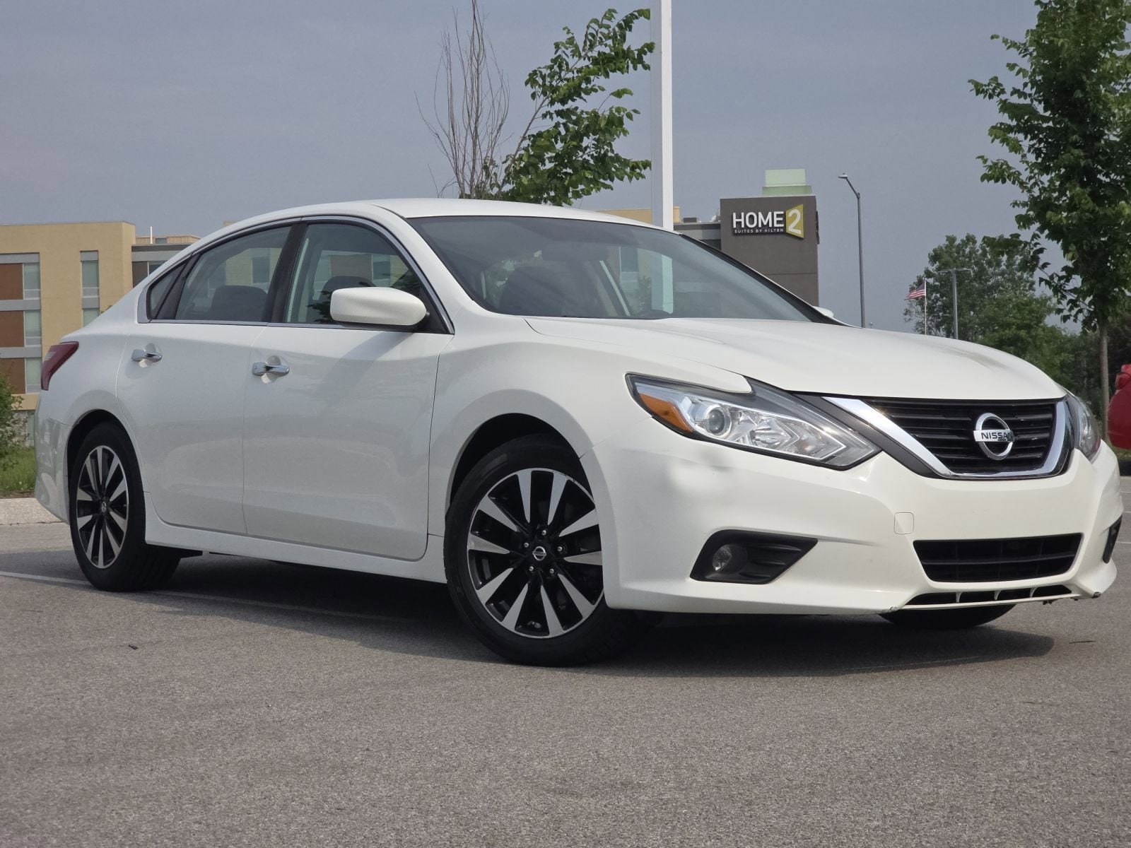 Used 2018 Nissan Altima SV with VIN 1N4AL3AP4JC174992 for sale in Maumee, OH