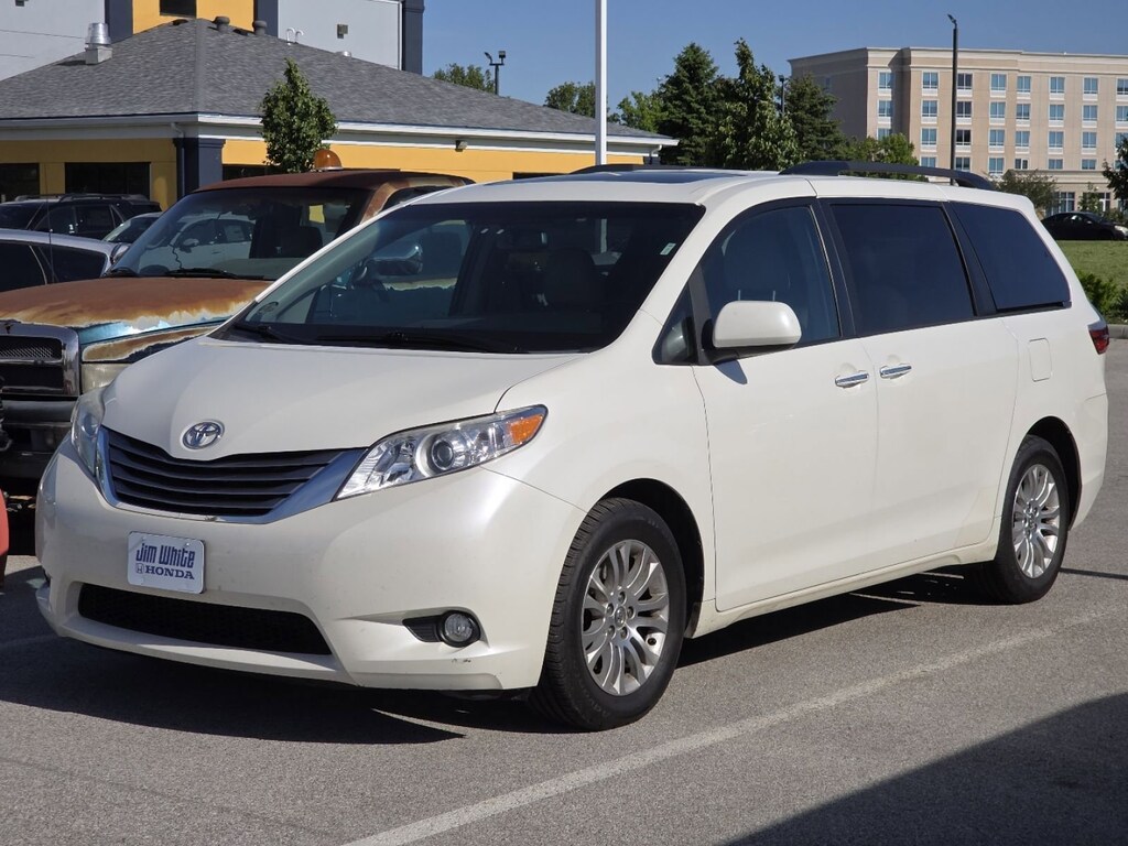Used 2017 Toyota Sienna XLE Minivan/Van