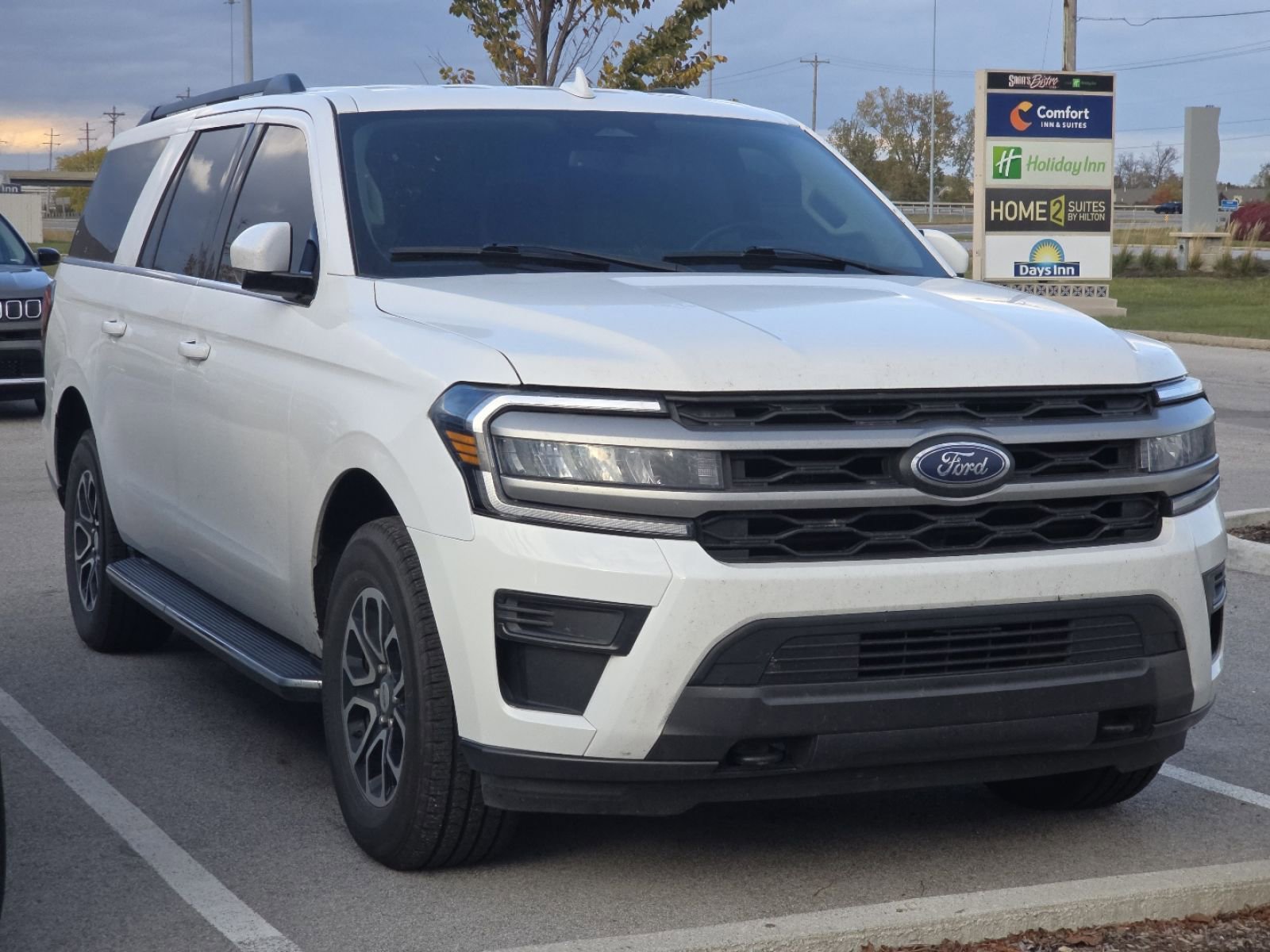 2023 Ford Expedition MAX XLT photo 2