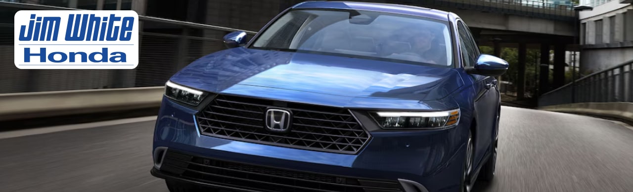 Honda%20Dealer%20near%20Toledo%2C%20OH1.png Friendly sales staff assisting customers at Jim White Honda in Maumee, OH