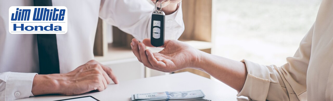 Latest%20Cars%20for%20Sale%20in%20Toledo%2C%20OH%20Jim%20White%20Honda1.png Customers exploring car inventory at Jim White Honda dealership near Toledo, OH