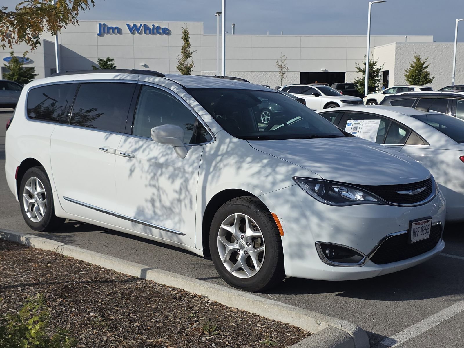2017 Chrysler Pacifica Touring L photo 2