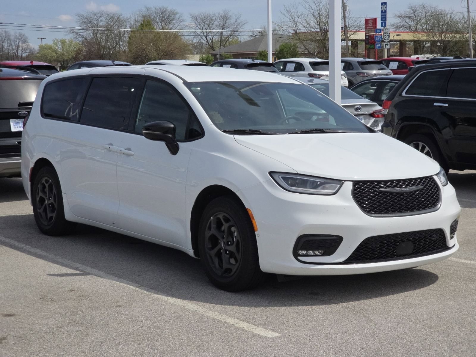 Used 2024 Chrysler Pacifica PHEV Select with VIN 2C4RC1S78RR115222 for sale in Maumee, OH