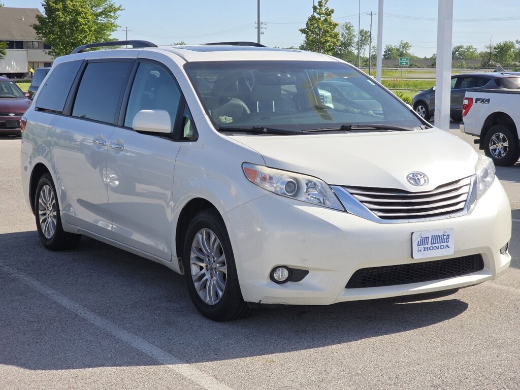 Used 2017 Toyota Sienna XLE Minivan/Van