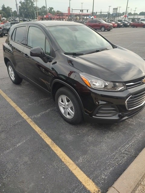 2022 Chevrolet Trax LS photo 2