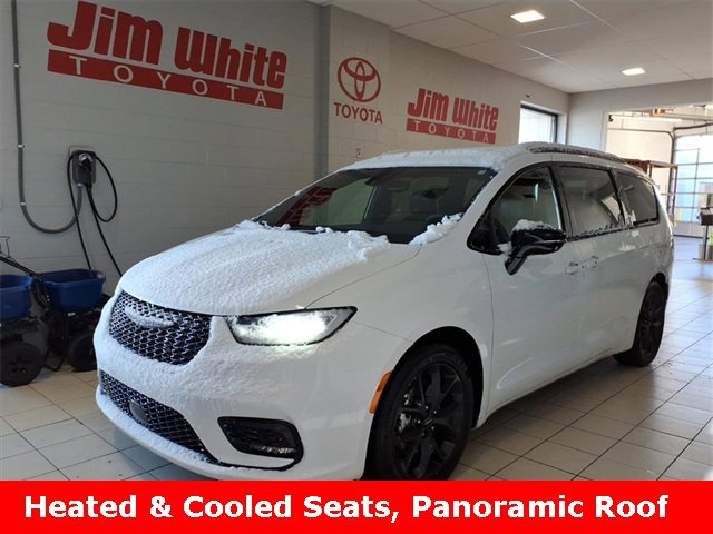 2025 Chrysler Pacifica Limited's photo