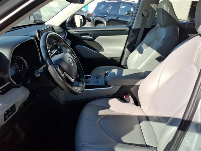 2023 Toyota Highlander XLE photo 2