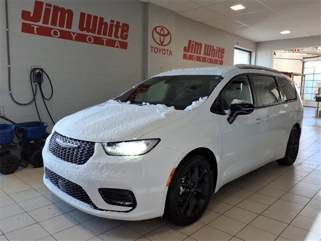 2025 Chrysler Pacifica Limited's photo