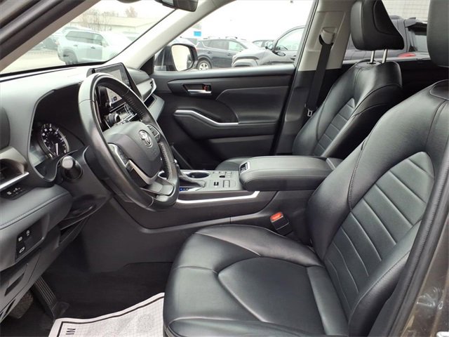 2023 Toyota Highlander XLE photo 3