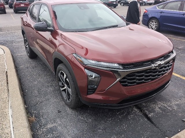 2024 Chevrolet Trax photo 2