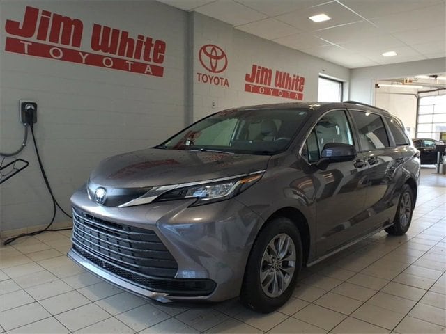 2022 Toyota Sienna LE's photo